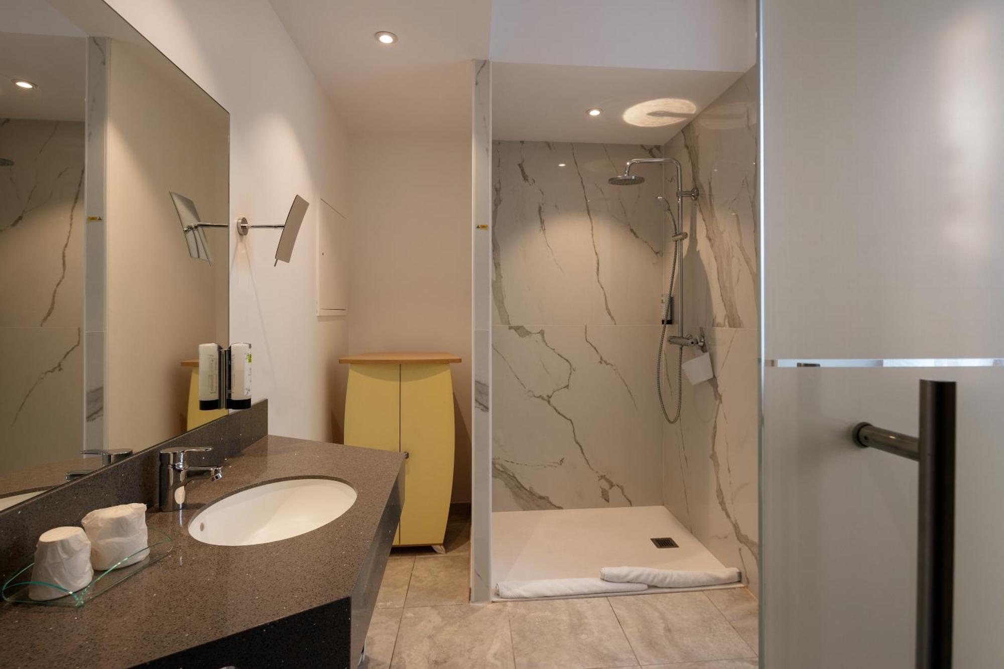 Logis Hotel Restaurant De La Paix Lodève 外观 照片