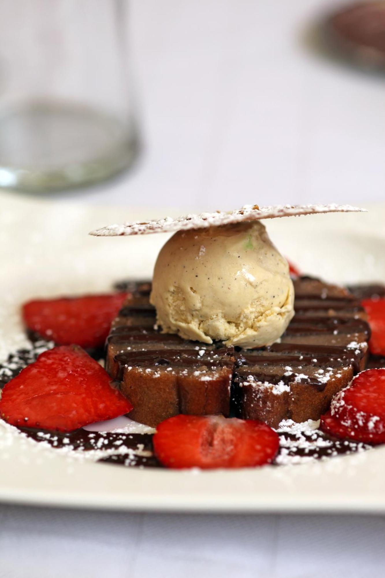 Logis Hotel Restaurant De La Paix Lodève 外观 照片