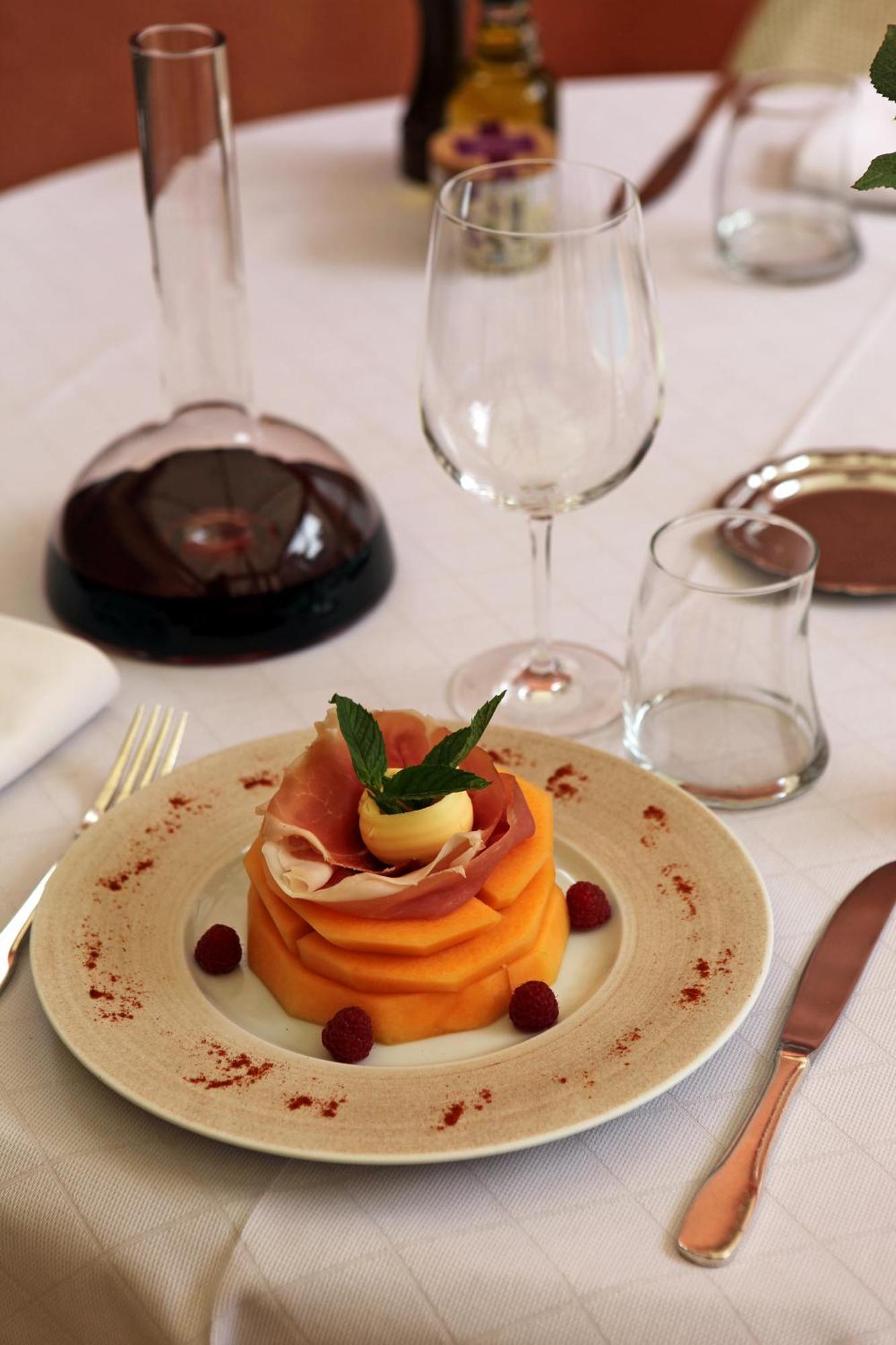 Logis Hotel Restaurant De La Paix Lodève 外观 照片
