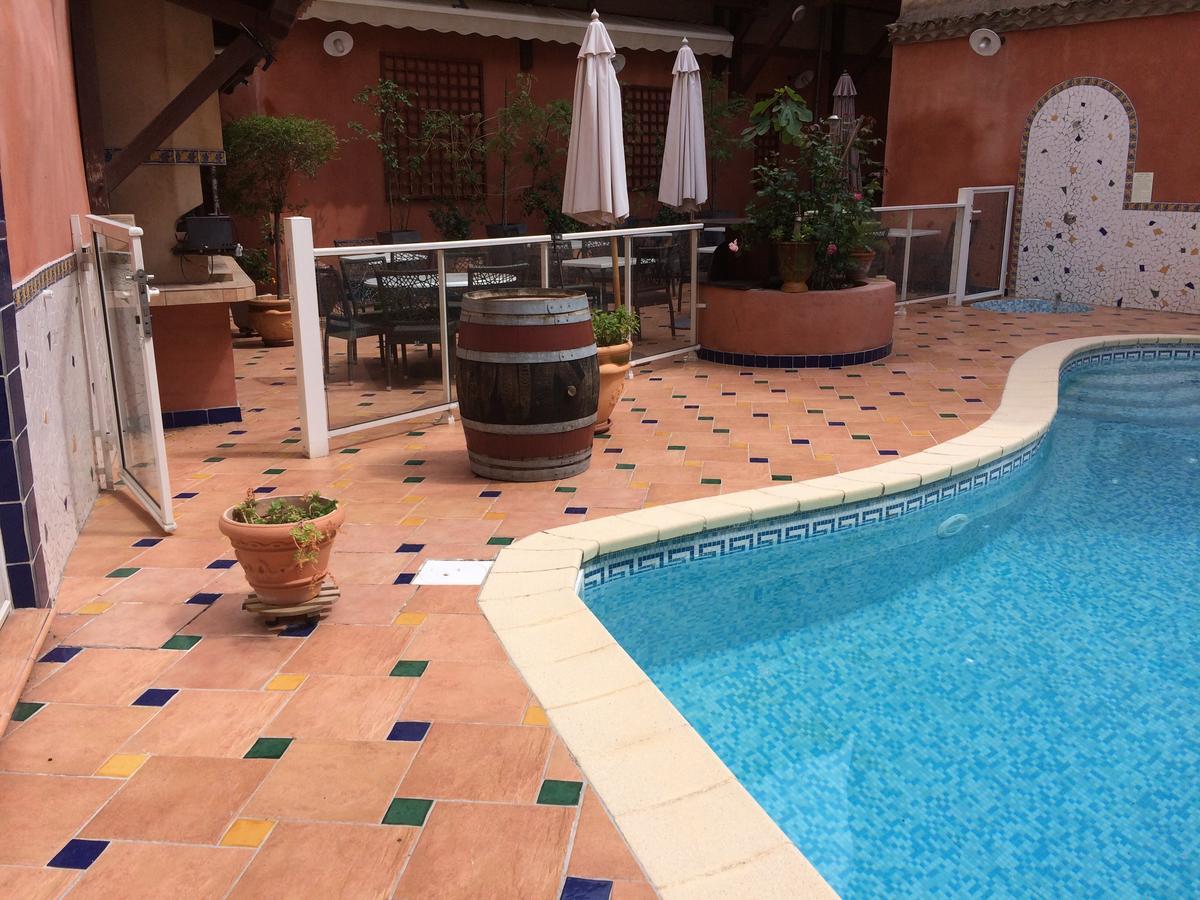 Logis Hotel Restaurant De La Paix Lodève 外观 照片