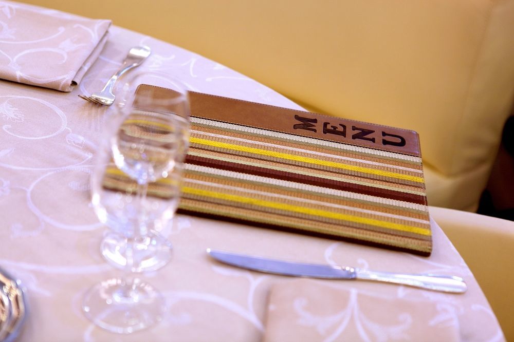 Logis Hotel Restaurant De La Paix Lodève 外观 照片